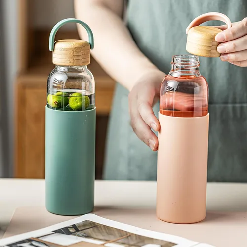 Vista 5 de Botella de agua de vidrio de borosilicato de 21 onzas con funda antideslizante y tapa a prueba de fugas - Botella de bebida reutilizable para 2