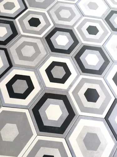 Vista 2 de Mama Mia - Azulejo de porcelana hexagonal gris con patrón geométrico (9 unidades, 10,2 x 11,4 pulgadas)