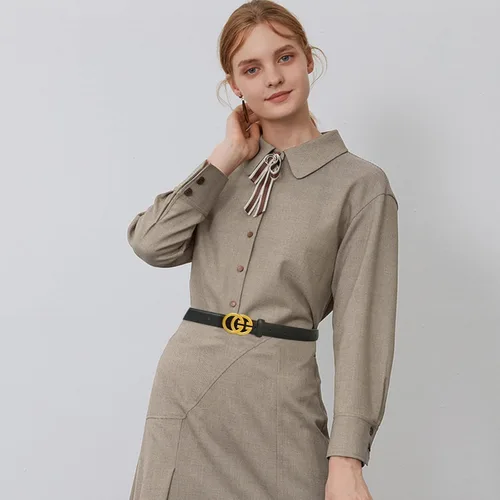 Vista 412 de Cinturón de cuero clásico con hebilla de metal para mujer con vestido de jeans