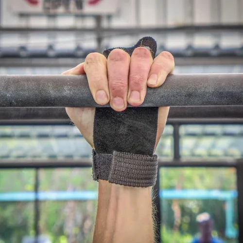 Vista 3 de WOD Nation Empuñaduras de gimnasia con barra perfectas para entrenamiento de dominadas, pesas rusas. Empuñaduras de mano para entrenamiento cruzado