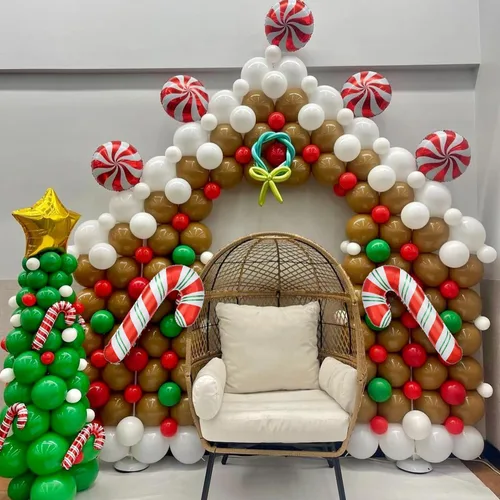 Vista 6 de Kit de 440 piezas de globos de Navidad para casa de jengibre, arco de globos marrón y blanco con piruletas, bastones de caramelo, hombre de jengibre