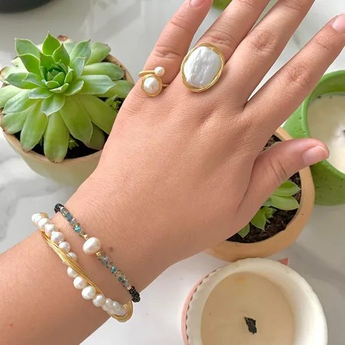 Vista 5 de Anillo de perlas barrocas naturales hecho a mano, diseño de bobinado, apertura ajustable, cuentas de material chapado en oro de 14 quilates