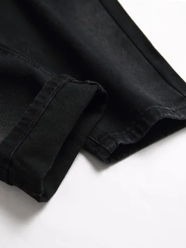 Vista 4 de QONIA Jeans para hombre con detalle de parche de oso y letra, rasgados, deshilachados, ajustados, de pierna recta, jeans para hombres