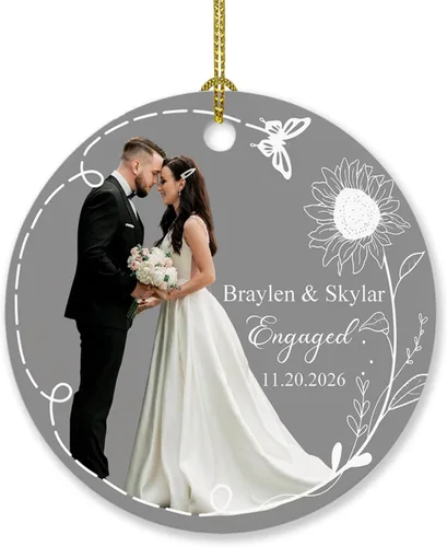 Vista 9 de Foto personalizada, adorno de matrimonio de nuestra primera Navidad 2023, regalo para novio, novia, señor y señora, foto y calendario, adorno