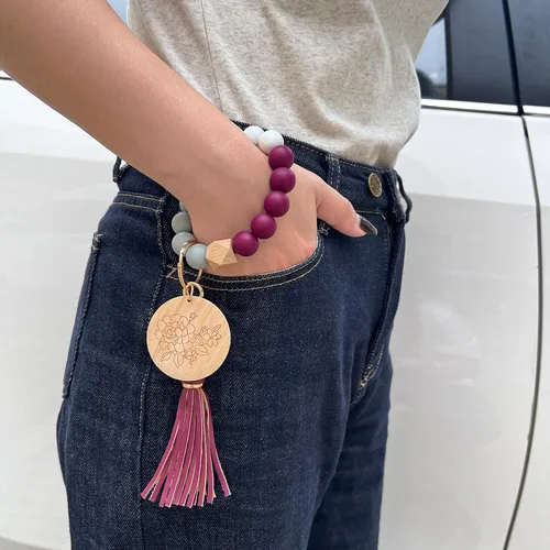 Vista 4 de DeSS Llavero de silicona con letrero de madera y borla de cuero, llaveros para mujer para llaves de coche