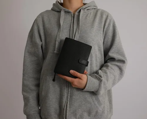 Vista 6 de Funda para planificador de cuero genuino A6 con presilla para bolígrafo, ranuras para tarjetas, bolsillos con cremallera, funda para organizador