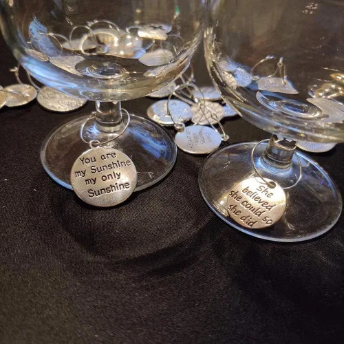 Vista 4 de 20 piezas de dijes para copas de vino, marcadores de bebida con texto de inspiración y temática de cáliz con diseño de hebilla para vino, cóctel