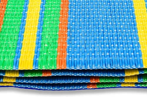 Vista 5 de Camco Práctico tapete para cámper y caravana, cuenta con prácticos bolsillos y asas integradas para transportar, mide 72 x 108 pulgadas y se pliega