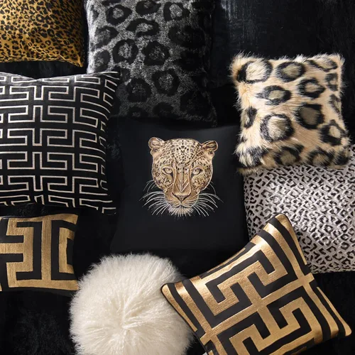 Vista 5 de Z Gallerie Namir - Almohada bordada de leopardo de 22 pulgadas, lujosa manta decorativa de terciopelo negro con funda extraíble e inserto de plumas