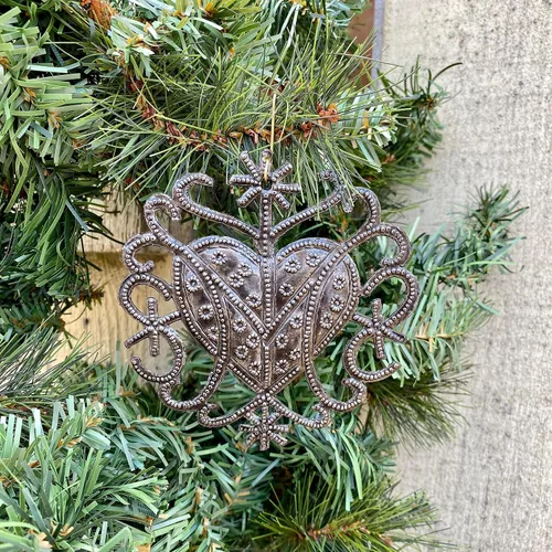 Vista 3 de Adorno de corazón hecho a mano de Freda Veve de 4 pulgadas, arte de metal haitiano, diseño de Veve haitiano, ornamento cultural único, arte popular