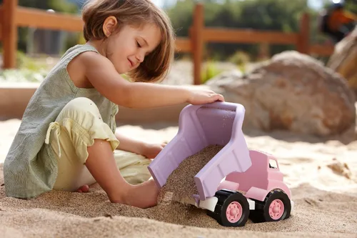 Vista 5 de Green Toys Camión volquete en color rosa, sin BPA, juguetes de juego sin ftalatos para mejorar la motricidad gruesa, habilidades motoras finas.
