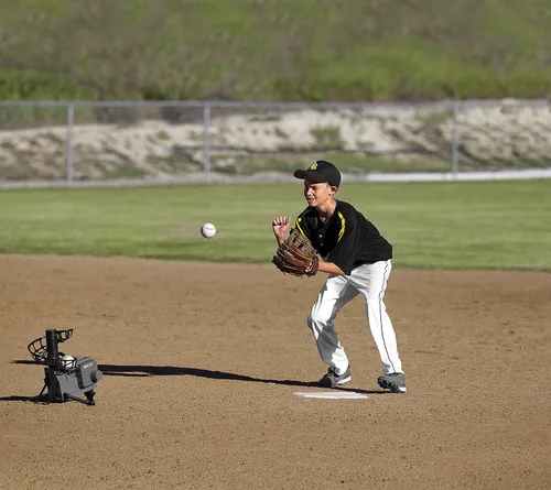 Vista 4 de SKLZ Pitching Machine Improve Your Swing Ideal for Baseball & Softball Drills Develops Hitting Power and Fielding Skills Portable & Easy to
