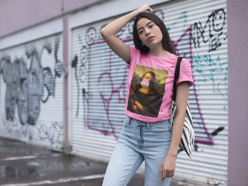 Vista 2 de Expression Tees Mona Lisa Smile Pink Bubble Gum Da Vinci Icon Racerback Camiseta sin mangas para mujer