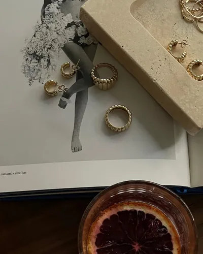 Vista 8 de Daisy Bloom Anillo chapado en oro de 18 quilates para mujer, anillo de cúpula de croissant y anillo de banda unisex grueso