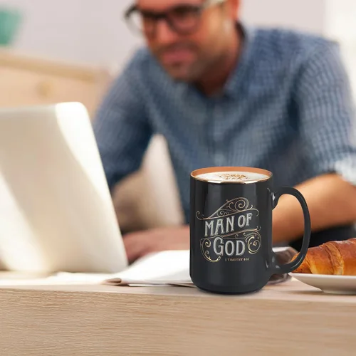 Vista 4 de Christian Art Gifts Taza grande de cerámica inspiradora con escritura bíblica para café y té para hombres: Versículo bíblico que anima al hombre