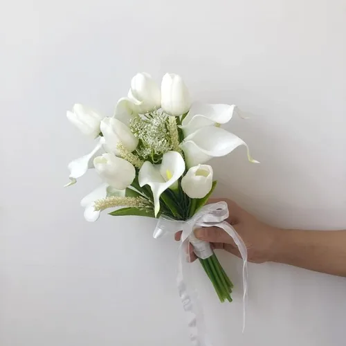 Vista 4 de Pequeño ramo blanco de tulipanes con lirios artificiales para damas de honor