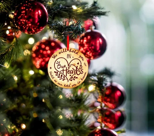 Vista 2 de PETCEE Adornos de Navidad en el cielo, adorno conmemorativo de Navidad de 3 pulgadas, te sostendremos en nuestros corazones hasta que te podamos