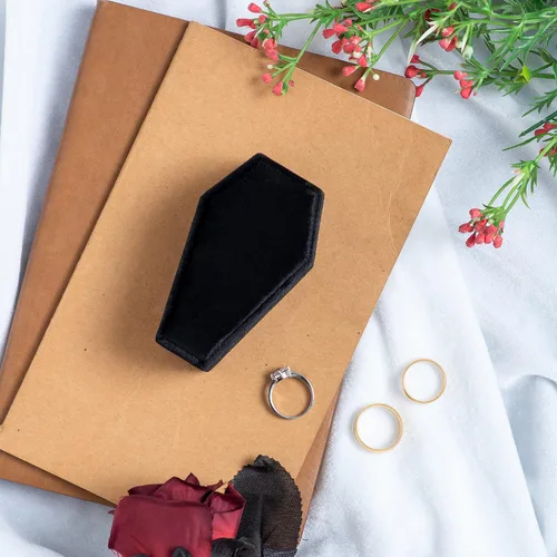 Vista 7 de Caja de terciopelo con forma de ataúd para ceremonia de boda gótica, decoración organizadora de joyas góticas (negro)