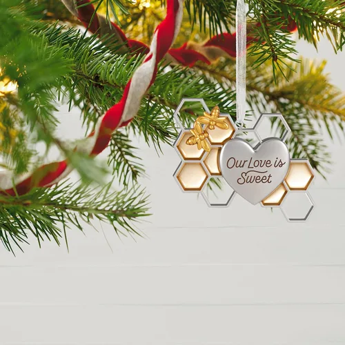 Vista 6 de Adorno de Navidad Hallmark Keepsake 2023, Nuestro amor es dulce, Abeja y panal