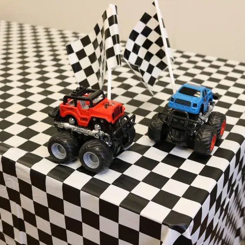 Vista 5 de Mantel desechable para fiestas con motivo de bandera de meta de carreras de automovilismo, a cuadros negros y blancos, de GIFTEXPRESS® (paquete de 2)
