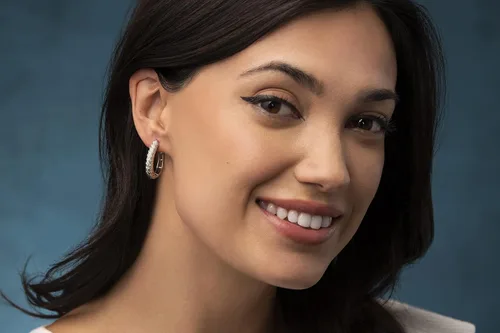Vista 2 de Natalia Drake Aretes de aro grandes con diamantes ovalados en diagonal para mujer, en plata de ley 925 chapada en rodio, Metal precioso., Diamante