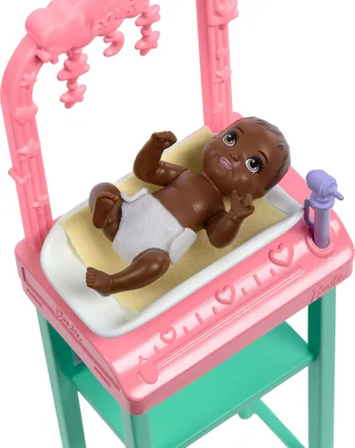 Vista 4 de Barbie Baby Doctor Playset con muñeca rubia a la moda con ropa quirúrgica rosa, muñeca de bebé, muebles y accesorios Multicolor