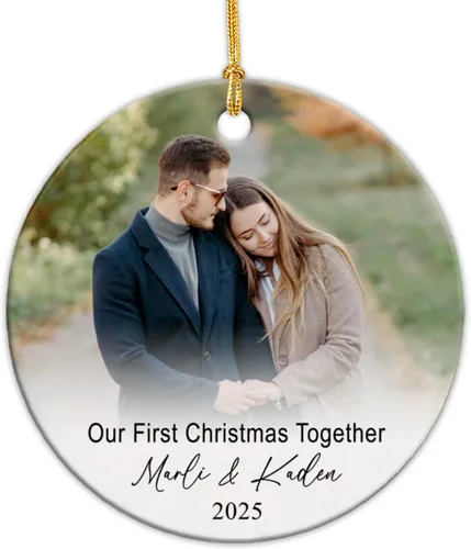 Vista 9 de Adorno de cerámica personalizable con texto en inglés «Our First Christmas Married», adorno de Navidad personalizado para el señor y la señora
