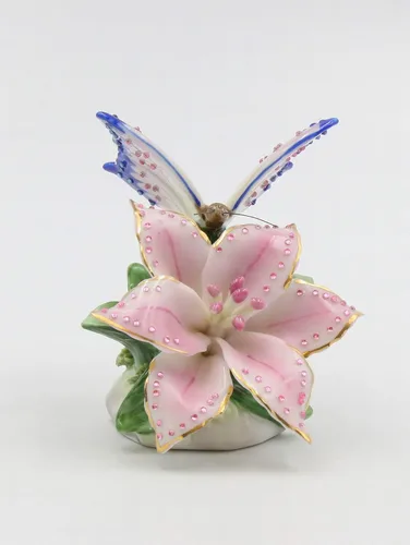 Vista 2 de Cosmos Gifts Figura de mariposa de porcelana fina con flor de lirio Stargazer rosa, 3-1/4 pulgadas de alto