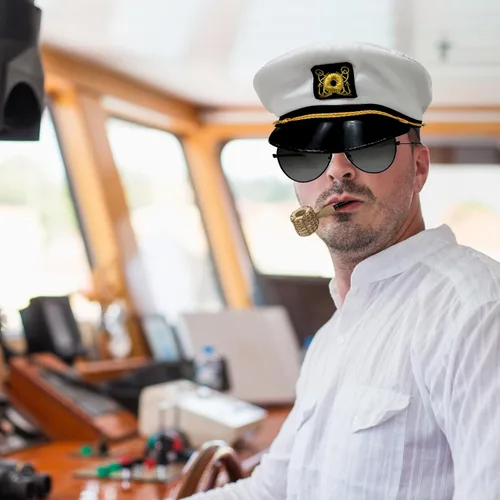 Vista 2 de 4E's Novelty Juego de 3 accesorios de disfraz de sombrero de capitán de yate, sombrero de capitán ajustable, gafas de sol de aviador y pipa