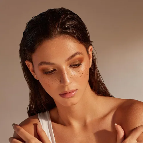 Vista 8 de Tatuaje facial de pecas con purpurina, 12 hojas de pecas impermeables con purpurina facial marrón, parches de maquillaje, tatuajes faciales