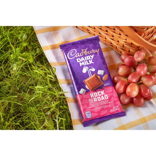 Vista 5 de CADBURY DAIRY MILK Rock the Road - Barras de chocolate con leche, 3.5 onzas (14 unidades)