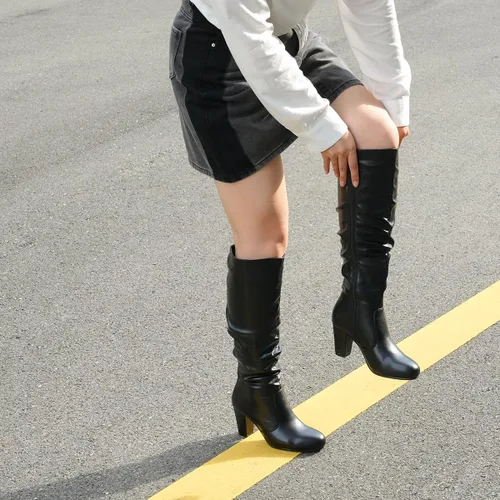 Vista 2 de Hawkwell Botas altas hasta el muslo de tacón alto negro y blanco para mujer, tacón grueso, cremallera lateral, botas altas hasta la rodilla