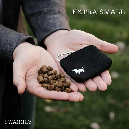 Vista 4 de Bolsa para golosinas para perros extra pequeña Swaggly – Bolsa de golosinas para perros con bolsillo magnético delgado para caminar y entrenar
