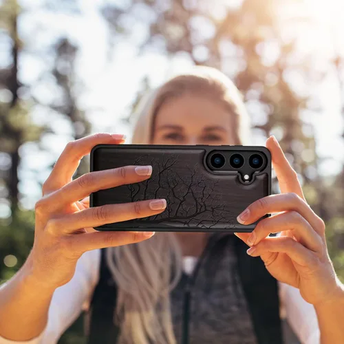 Vista 7 de Carveit Wood Case for Galaxy S24, Eternal Tree, Black Árbol eterno-Madera oscura