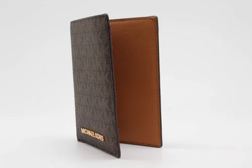 Vista 5 de Michael Kors Jet Set - Funda para pasaporte de viaje de PVC 2019 PVC marrón Cartera de viaje