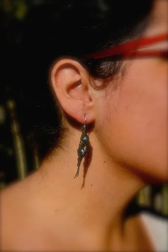 Vista 2 de Pendientes largos personalizados de micro macramé con piedras de jaspe Qinghai, fibra anudada y plata de ley