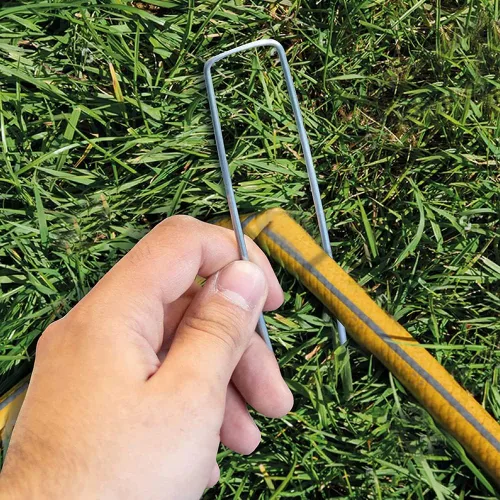 Vista 5 de Chiyuehe Estacas de grapas de jardín de 12 pulgadas, 26 estacas de jardín galvanizadas, estacas de metal resistente para asegurar la tela del césped