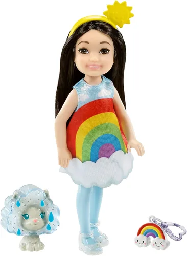 Vista 8 de Muñeca de vestir Barbie Club Chelsea (6 pulgadas y morena) con disfraz de pastel, mascota y accesorios, para niños de 3 a 7 años