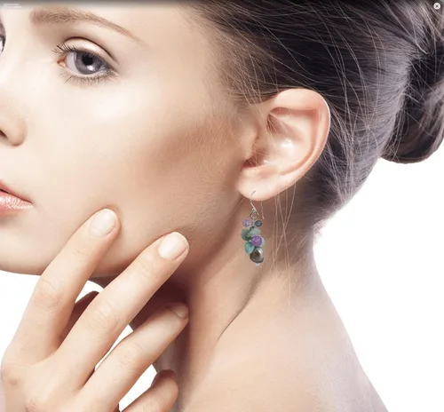Vista 3 de NOVICA Aretes artesanales hechos a mano con perlas de agua dulce cultivadas en racimo de aguamarina y cuarzo, chapado en plata de ley 925, teñido
