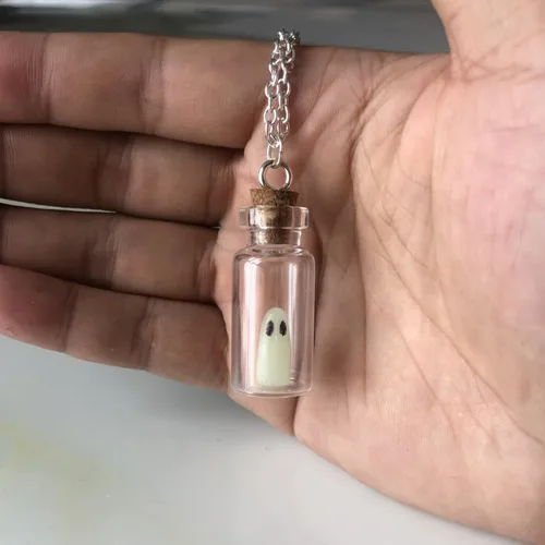 Vista 4 de Aretes de fantasma, collar de fantasma, aretes de fantasma en una botella, collar adopta un fantasma en frasco, joyería fantasma que brilla