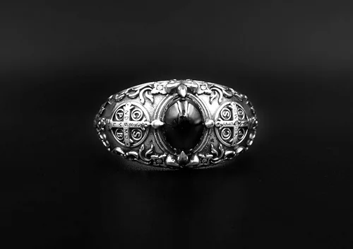 Vista 4 de Onyx - Anillo de exorcismo de San Benito para hombre, anillo de protección de demonio cruzado para mujeres y hombres, anillo de plata de ley 925