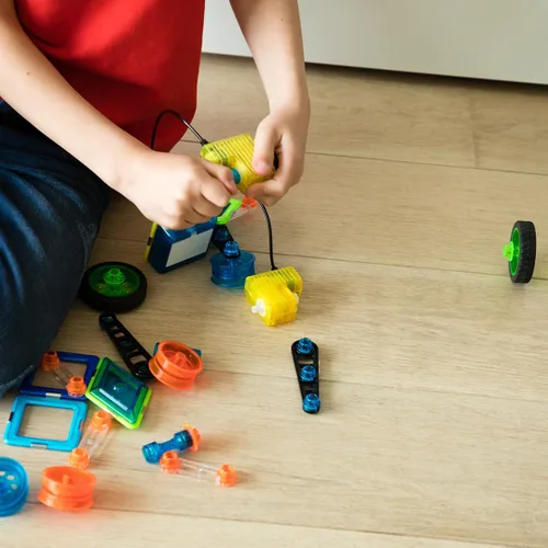 Vista 7 de GeoSmart Flip Bot - Construye vehículos geomagnéticos controlados a distancia con este juego de construcción magnético centrado en STEM con motores