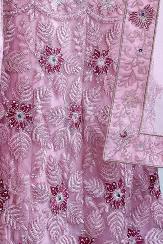 Vista 7 de Lehanga rosa claro y plata con hermosa red Dupatta. El hilo de plata Zari y granate con cristales de Swarovski acentúan la belleza de este regalo