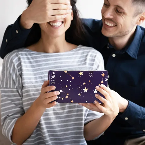 Vista 7 de 12 hojas de papel de regalo de galaxia, no enrollado, papel de regalo de constelación de cielo estrellado azul y morado, plegado plano