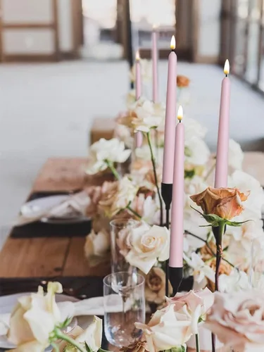 Vista 4 de Paquete de 4 velas sin llama de color rosa de 11 pulgadas cubiertas de cera, utiliza 2 pilas AA (no incluidas), funciona con 200 horas, control