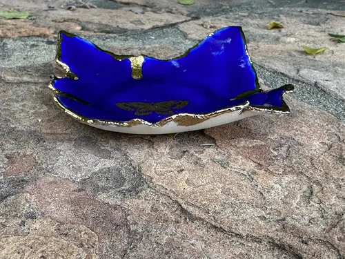 Vista 4 de Plato de anillo de mariposa azul real y dorado, plato de joyería de cerámica hecho a mano, regalo único para mamá, novia, novia, hermana, hija