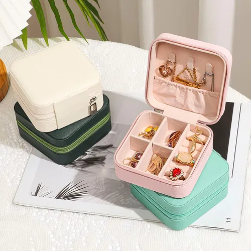 Vista 3 de GOTDYA Joyero de viaje pequeño, caja de joyería portátil de piel sintética para organizar y almacenar joyas, color verde oliva
