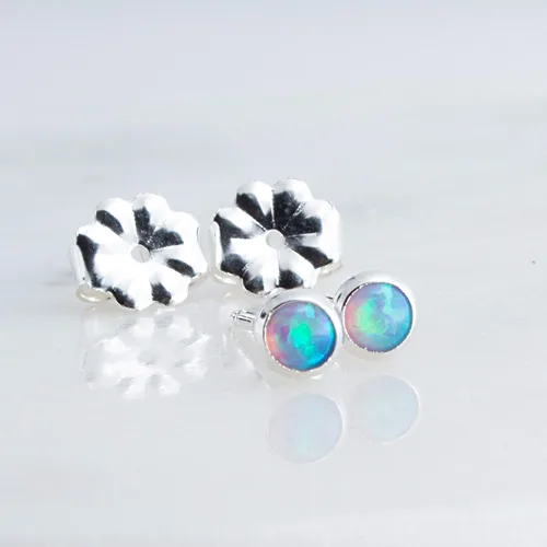 Vista 3 de Aretes pequeños de plata de ley para cartílago, tragus, hélix, múltiples piercings hipoalergénicos, piedra natal para mujer, juego de bisel