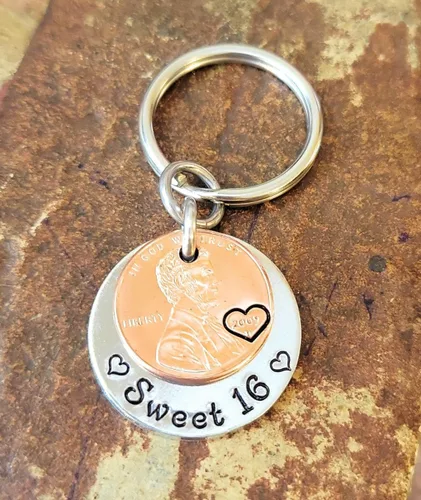 Vista 4 de Tucker's Trinkets And Treasures Llavero con texto en inglés «Sweet 16», «Happy 16th Birthday», «Sweet 16», «Lucky Copper 2009» (Año del nacimiento)