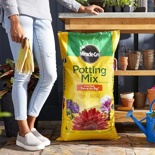 Vista 2 de Miracle-Gro - Mezcla para macetas de 2 pies cúbicos y paquete de 24 picos de alimentos para plantas de interior Garden Soil, Continuous Feeding